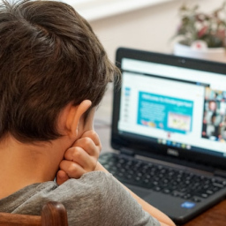 Kako zaštititi decu na internetu: evo šta roditelji moraju da kažu svojoj deci
